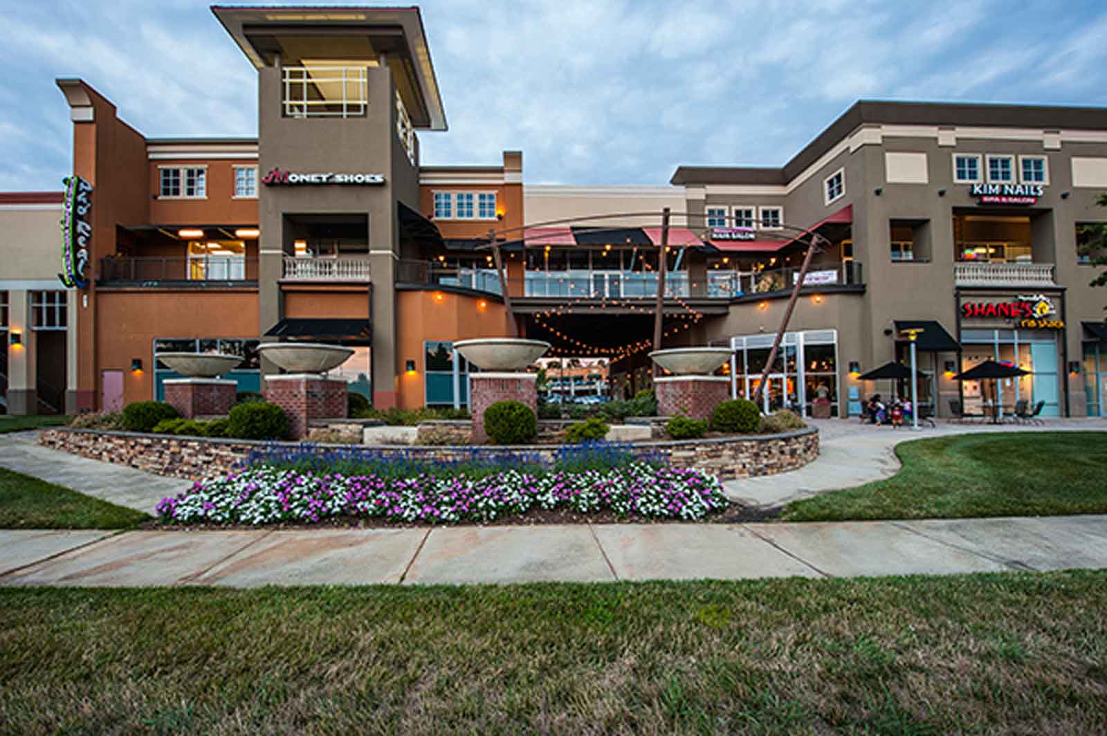 Exterior view of shopping center